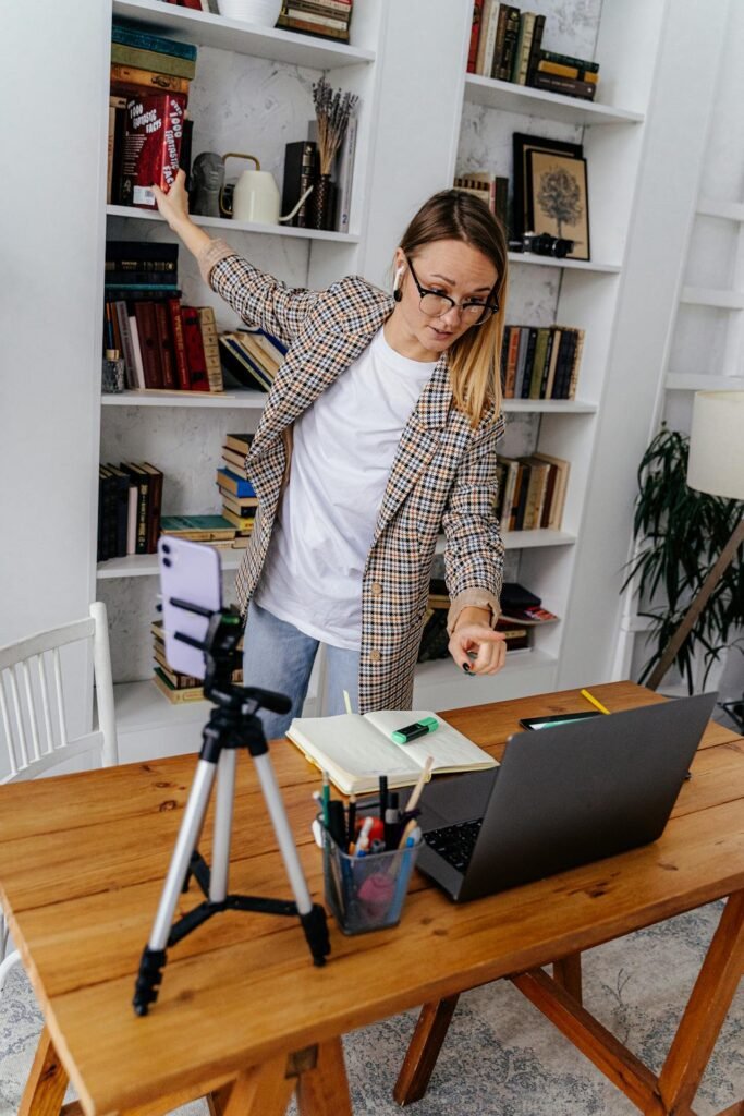 7 Side Hustles for Students in 2025: Earn Smart Without Sacrificing Studies Online Coaching: Side Hustle for Students in 2025